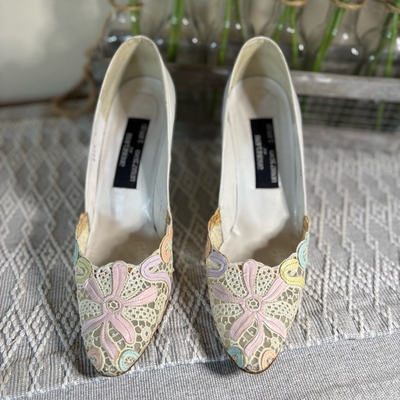 Stuart Weitzman Pearly white and pastel leather on lace. Size 8.5 AA - Picture 2 of 14